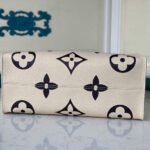Louis Vuitton CRAFTY ONTHEGO GM - Image 7