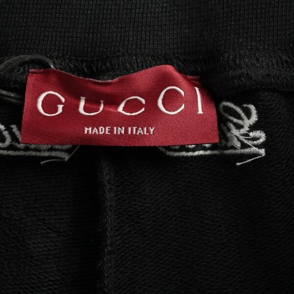 ⁦شورت أسود برباط خصر، مطرز بشعار «Gucci Script»⁩ - الصورة ⁦7⁩