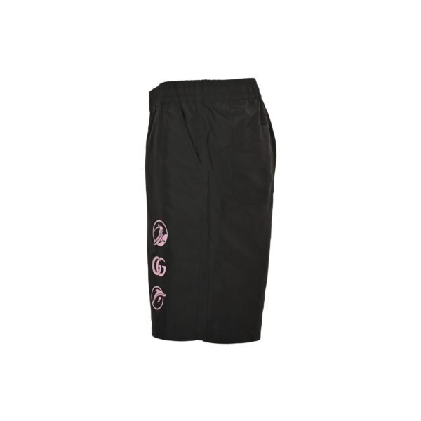 ⁦شورت سباحة من النايلون الأسود مزين بطبعة شعار «Gucci Surf»⁩ - الصورة ⁦4⁩