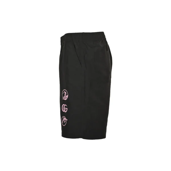 ⁦شورت سباحة من النايلون الأسود مزين بطبعة شعار «Gucci Pink Surfer»⁩ - الصورة ⁦4⁩