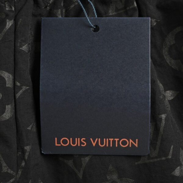 ⁦شورت أسود من لويس فويتون، مزين بنقشة «مونوغرام» وعلامة «L.Vuitton» المسجلة⁩ - الصورة ⁦7⁩