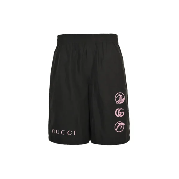 ⁦شورت سباحة من النايلون الأسود مزين بطبعة شعار «Gucci Pink Surfer»⁩ - الصورة ⁦2⁩