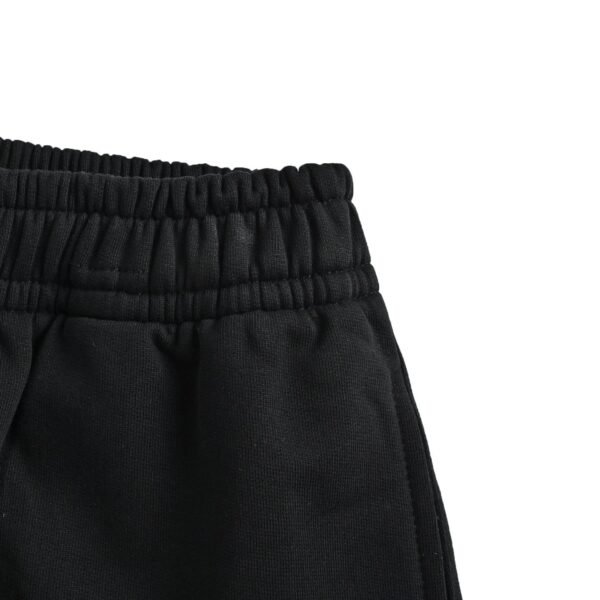 ⁦شورت رياضي أسود مطرز بشعار «Balenciaga Football Crest»⁩ - الصورة ⁦6⁩
