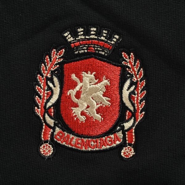 ⁦شورت رياضي أسود مطرز بشعار «Balenciaga Football Crest»⁩ - الصورة ⁦7⁩