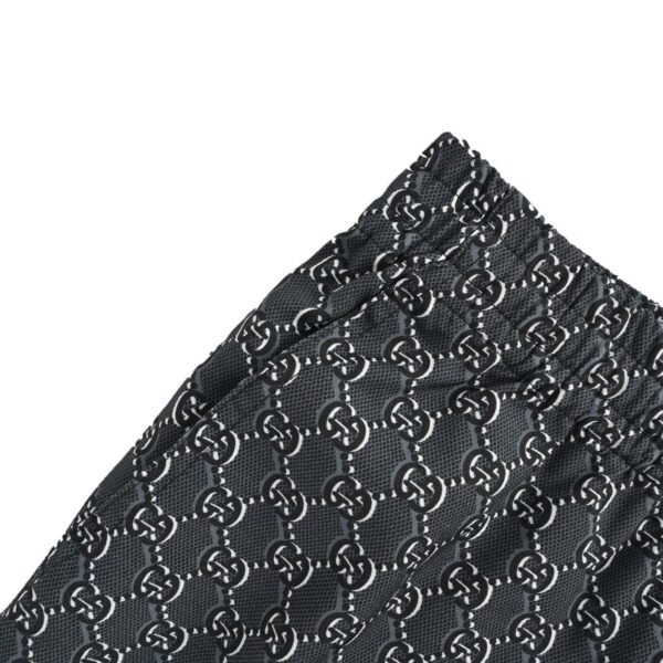 ⁦شورت أسود من غوتشي بنمط هندسي GG Monogram وخصر مطاطي⁩ - الصورة ⁦6⁩
