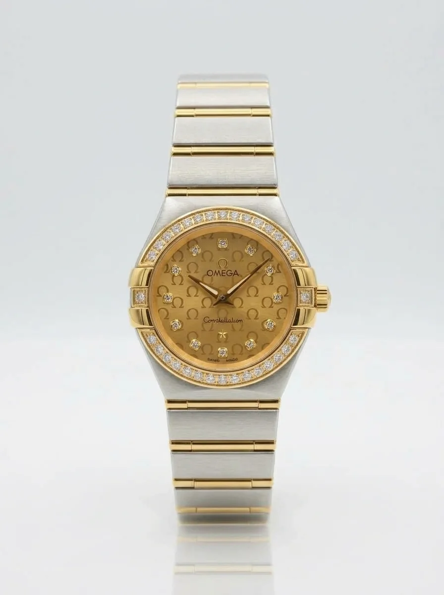 image.png_20260927011324 ساعة Omega Constellation نسائية ذهبية بنقشة المونوغرام – حركة أوتوماتيك يابانية - الصورة 1
