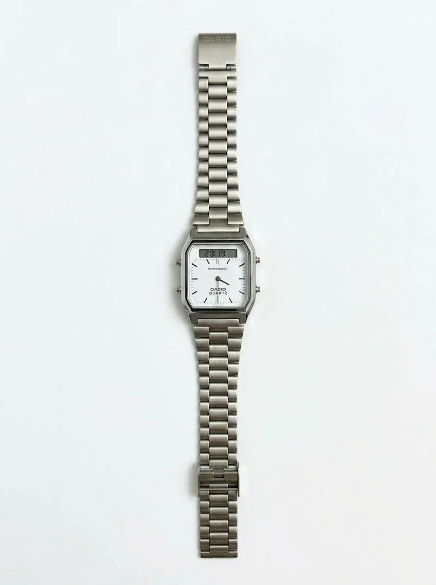 Isolate_center_metal_wristwatch_20261009010143 ساعة كاسيو كوارتز ذات ميناء أبيض فضي وشاشتين ومقاومة للماء - الصورة 1