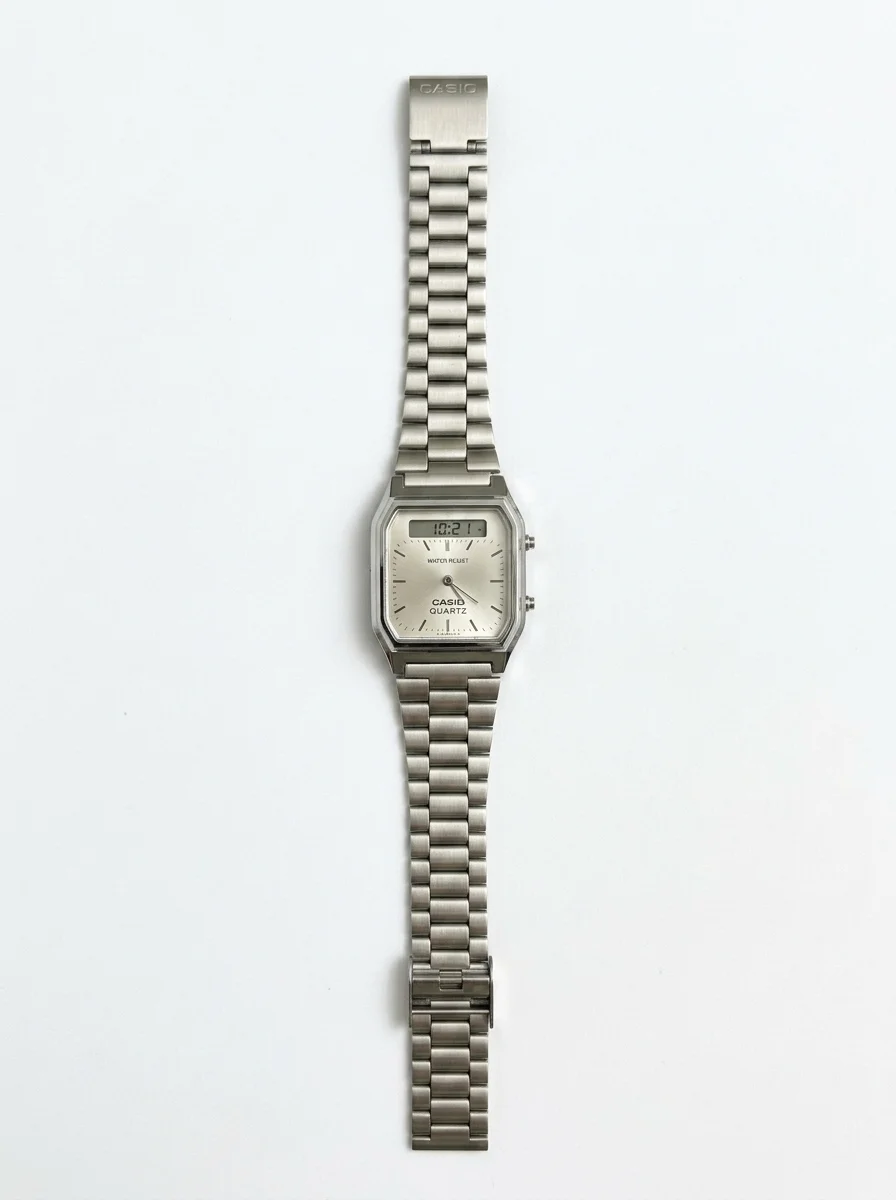 Isolate_metal_wristwatch_on_white_20261009005946 ساعة كاسيو فضية ذات طراز عتيق تعمل بالكوارتز بشاشتين ومقاومة للماء - الصورة 1