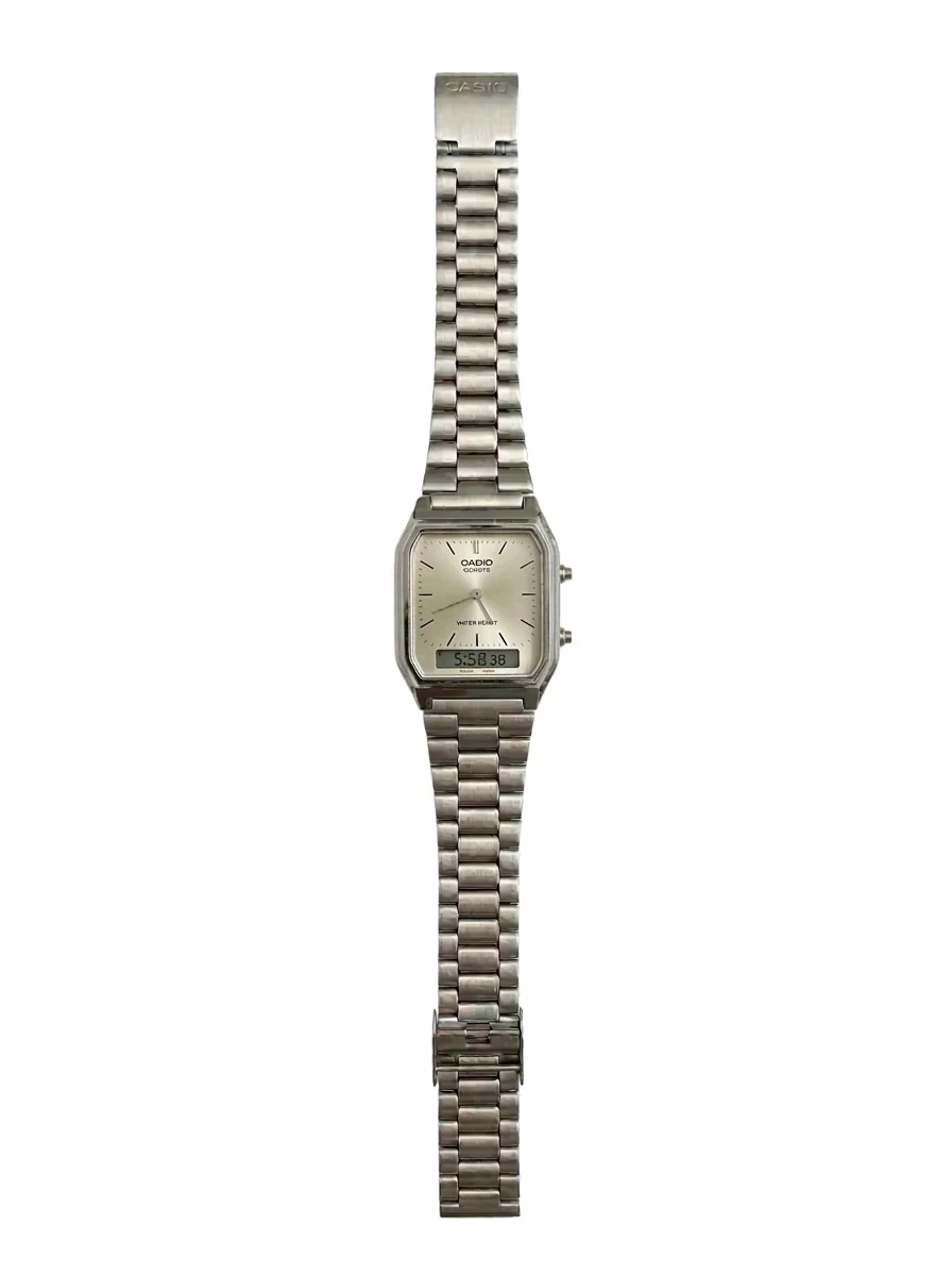 Isolate_metal_wristwatch_on_white_20261009010353.webp_20261011034908.webp_20261012165538 ساعة كاسيو كلاسيكية طراز AQ-230A-7D من الفولاذ المقاوم للصدأ بمينا بلون الشمبانيا وشاشة مزدوجة تعمل بتقنية الكوارتز - الصورة 1