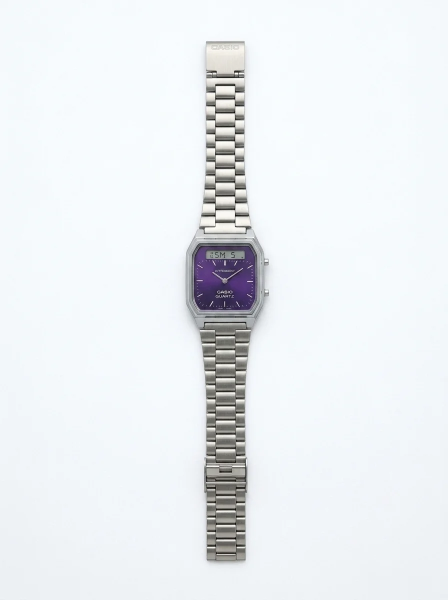 Isolate_silver_watch_on_white_20261009011015 ساعة كاسيو كوارتز بمينا فضي-أرجواني وشاشة مزدوجة ومقاومة للماء - الصورة 1